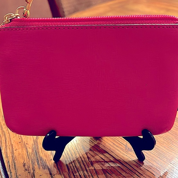 🎀COACH Hot PinkCornerZip Wristlet.Roomy&Compact.Used OnceEUC.
UseAloneOrAsWallet - Picture 3 of 11